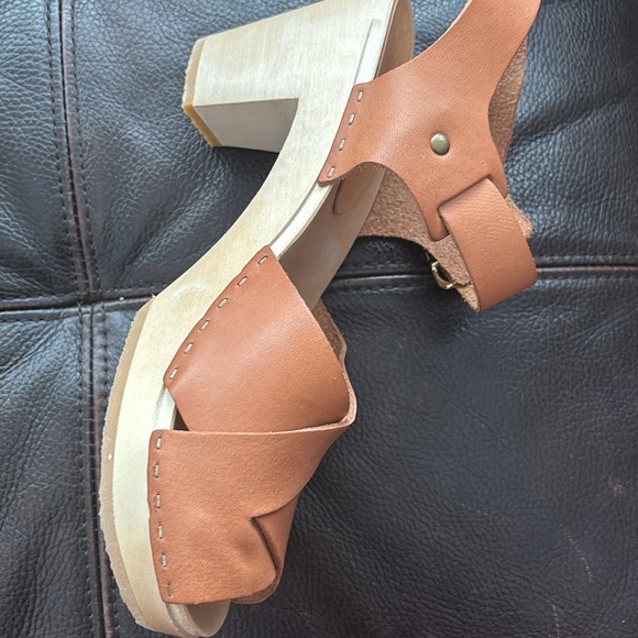Bryr Tan Leather Sandals - Picture 13 of 16